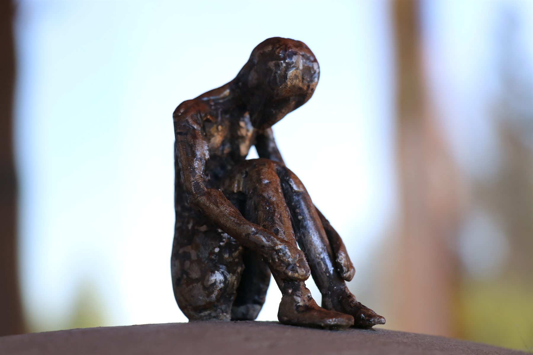 Primer plano de la figura sobre el bloque